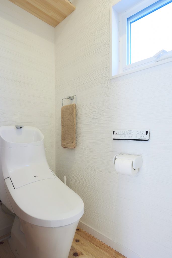 トイレは漆喰の模様を他の部屋と変え、和を感じさせる空間となりました。